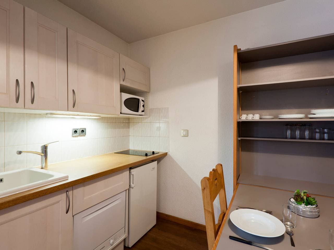 Foto 3 von 23: Gemütliches Studio mit Balkon und WiFi in Brides