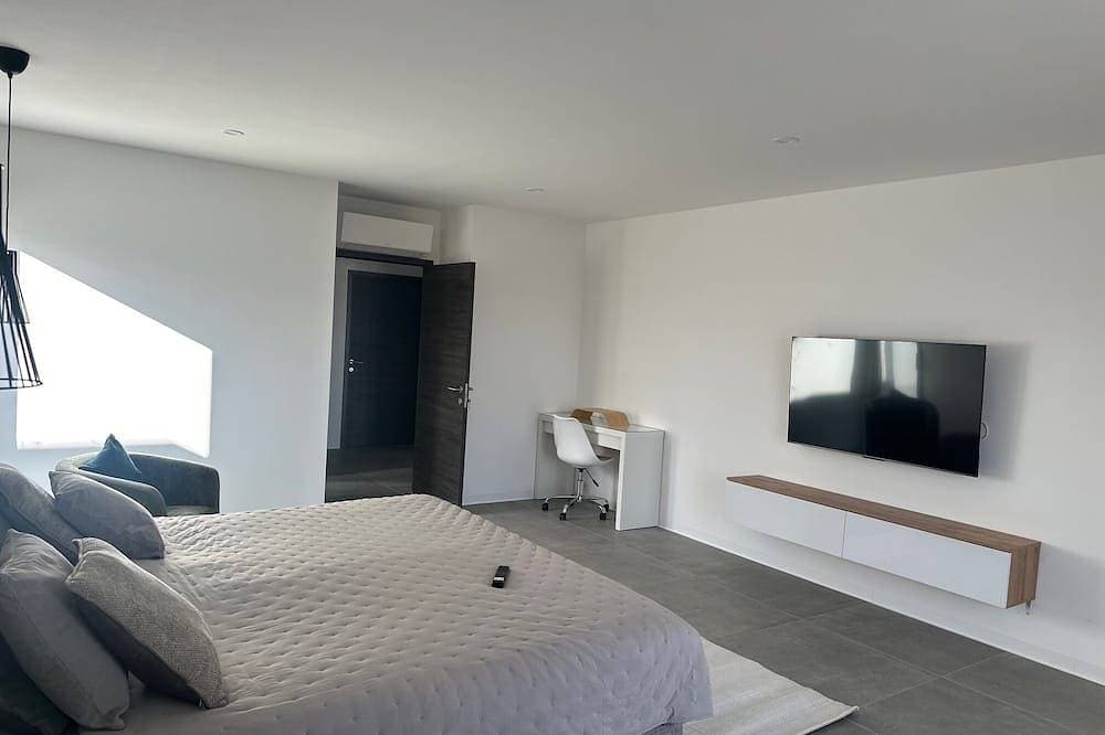 Foto 3 von 30: Geräumige 220 m² große Villa mit privatem Pool und großem umzäunten Garten