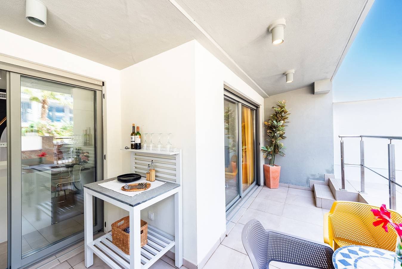 Foto 13 von 37: Ferienwohnung 'Luxuriöses Zweibettzimmer' mit privater Terrasse, WLAN und Klimaanlage