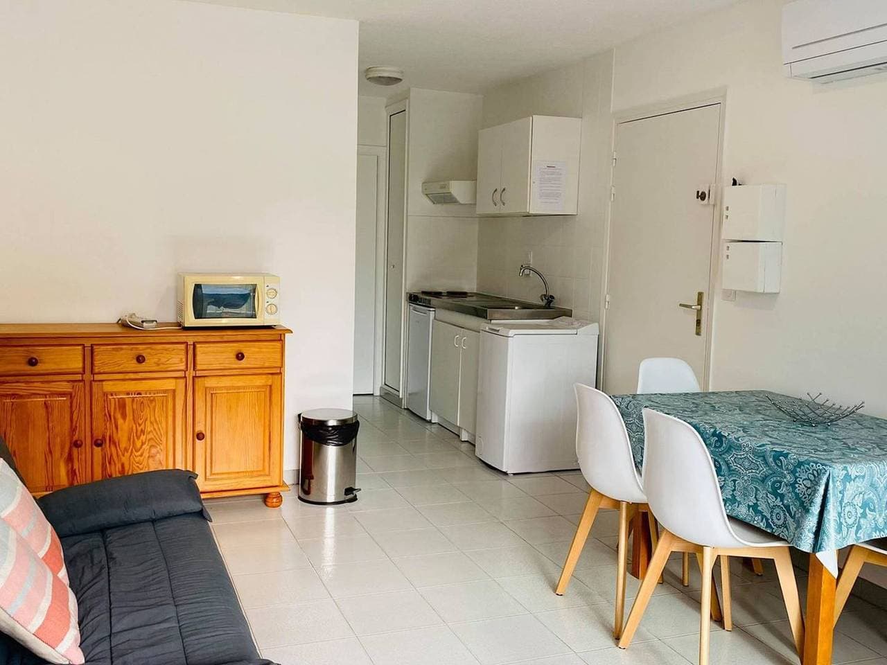 Foto 8 von 17: Gemütliche Ferienwohnung in Strandnähe mit Terrasse – Klimaanlage, Parkplatz, Bettwäsche inkl.