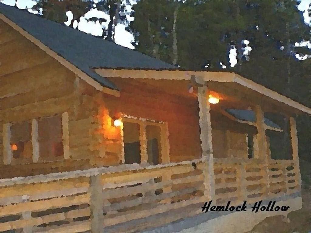 Foto 4 von 30: Abgeschiedenes Blockhaus. Heiße Wanne auf Deck und Whirlpool für zwei Personen am Kamin
