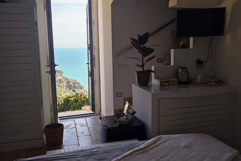 Foto 6 von 18: Romantic room facing the sea, relaxation is well-being on the Amalfi Coast.