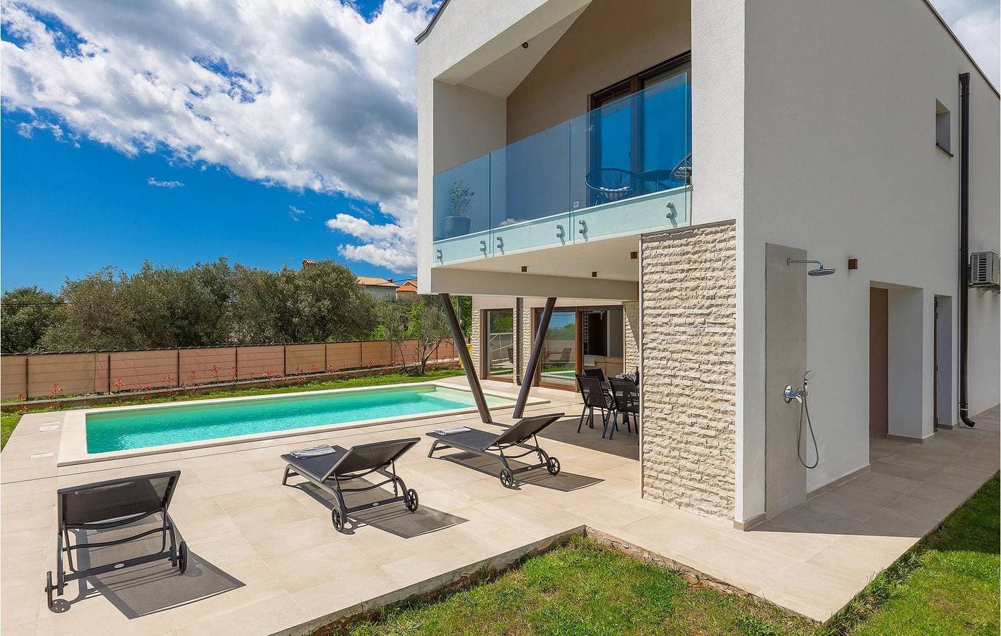Foto 2 von 53: Modernes Apartment mit 2 Schlafzimmern und Pool in der Nähe des Strandes Duga Uvala