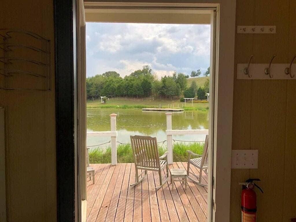 Foto 8 von 32: ★ Tinyhouse - Fishhouse auf unserem 2 Hektar großen Catfish Pond Sleeps 3 - Genießen Sie Farmglamping