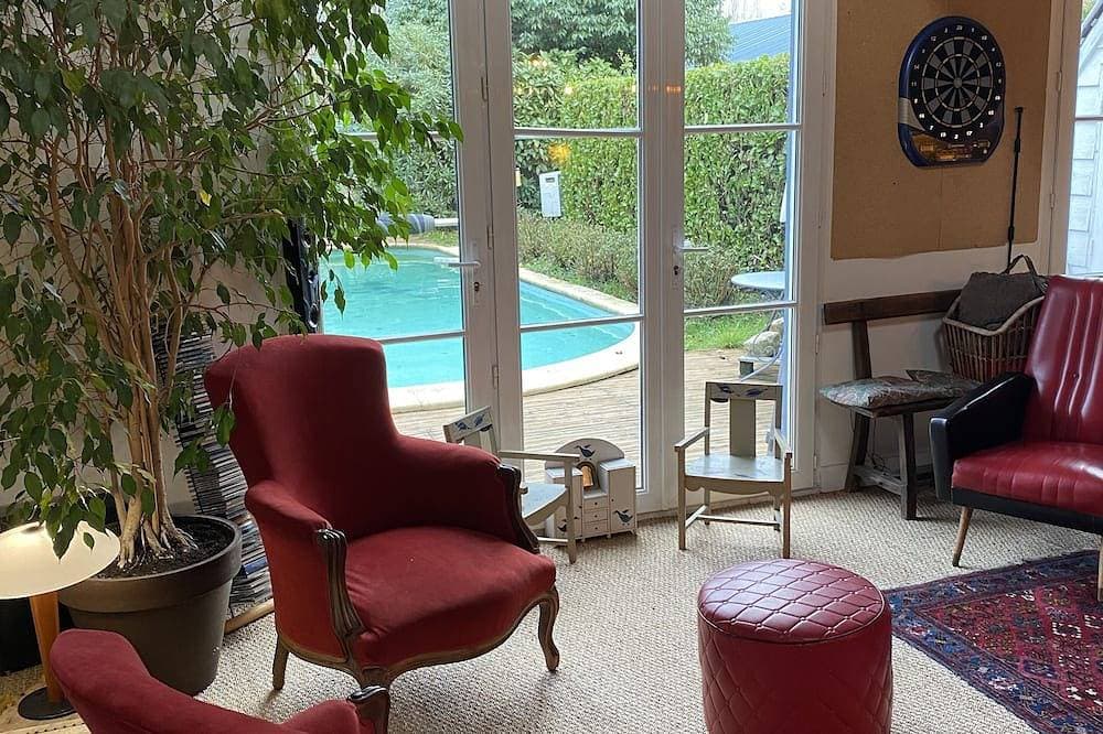 Foto 12 von 21: Large family home with pool in Normandy village center