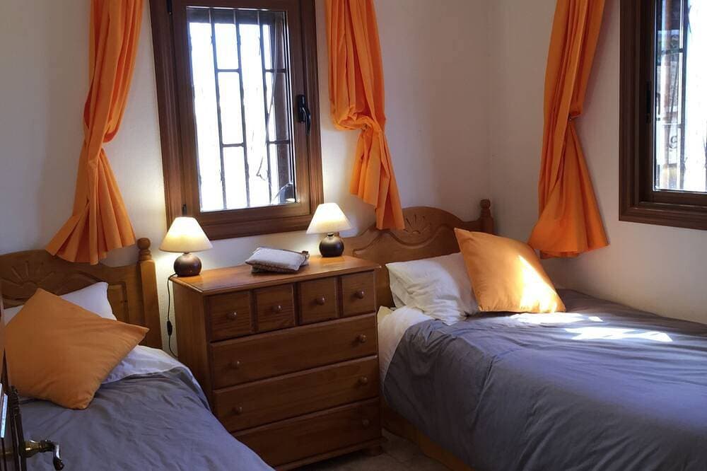 Foto 2 von 24: Villa, Pool, 8 Personen mit Blick auf den Golfplatz und das Meer Amarilla wifi