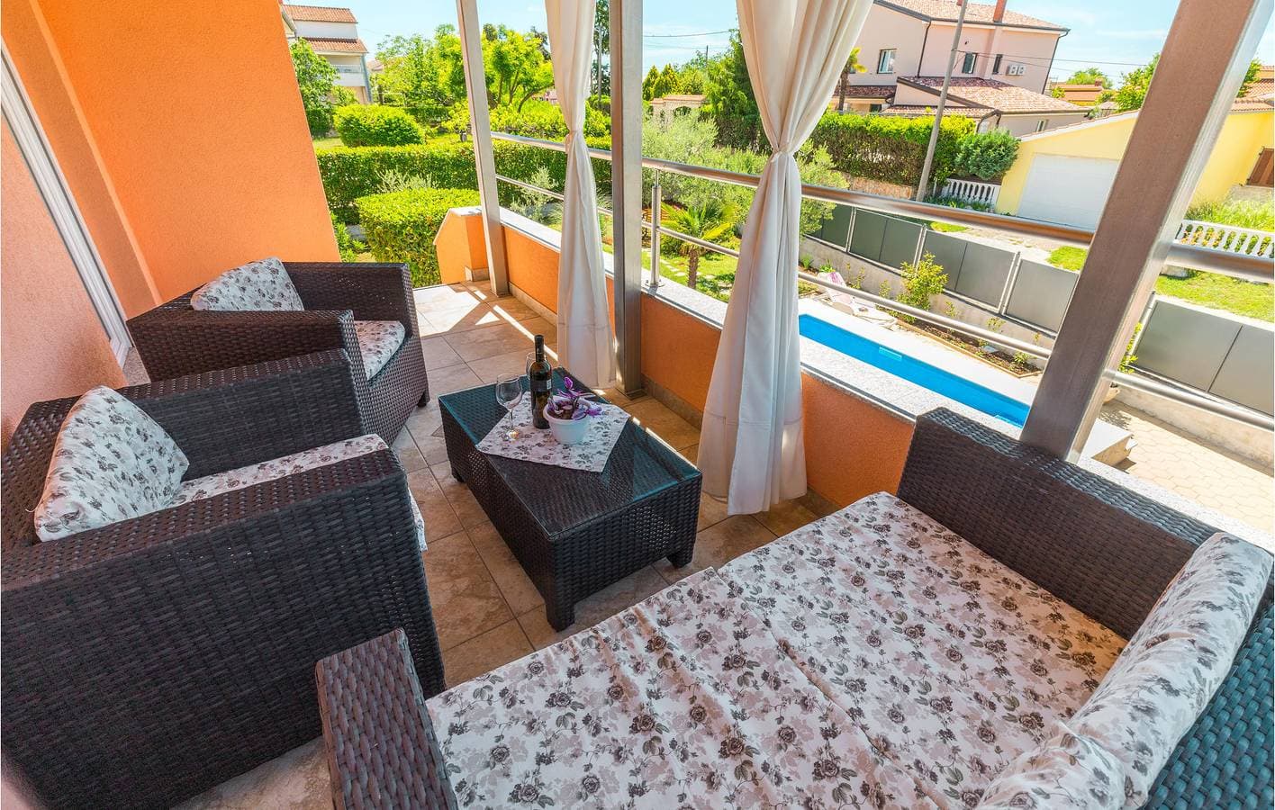 Foto 5 von 30: Gemütliche 100 m² große Wohnung mit Pool und Parkplatz in der Nähe des Stadtzentrums von Zbandaj