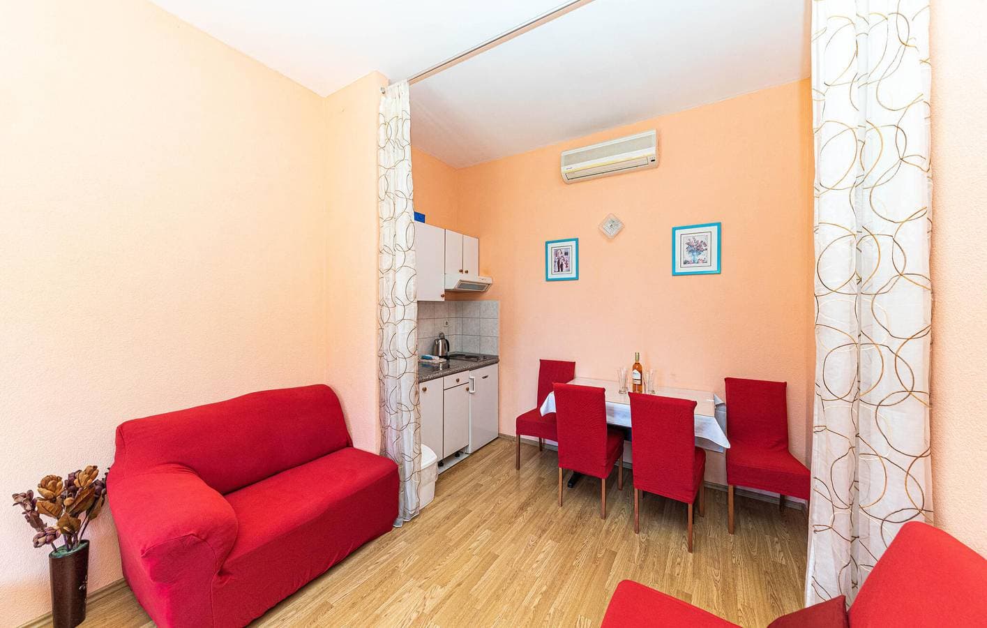 Foto 9 von 22: Reizende Ferienwohnung in Makarska: 700 m bis zur Küste, WLAN, Parkplatz und mehr!