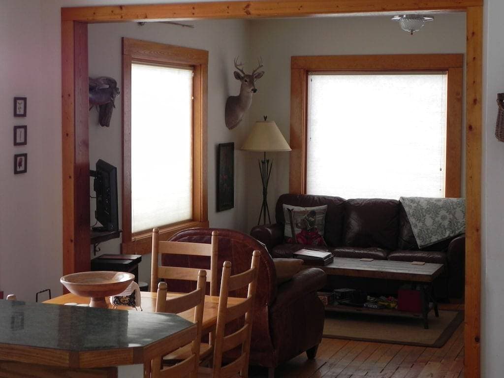 Foto 11 von 23: The Douglas Creek Cottage Komfortabel, jetzt mit Dish Network TV und kostenfreiem WLAN