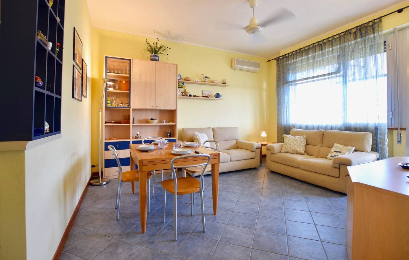 Foto 4 von 21: Wohnung mit Meerblick, Parkplatz, AC und Internet in der Nähe von Bagno Palazzo della Spiaggia