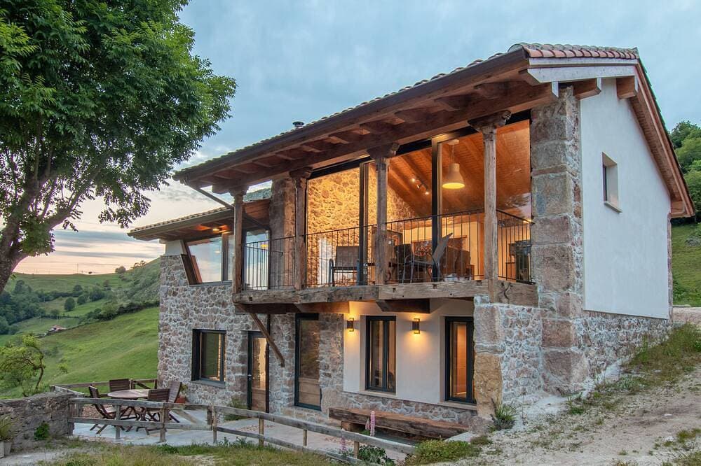 Views of the Picos de Europa in a house designed for all seasons 1