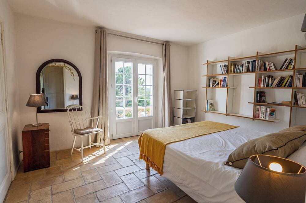 Foto 2 von 30: 5- or 6-bedroom villa, quiet location, 5-minute walk from Canadel Beach, heated pool