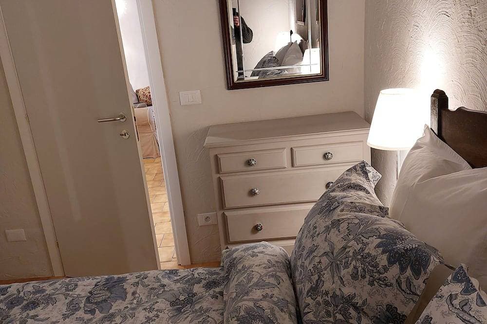 Foto 3 von 11: In the heart of a medieval French village. One bed apartment. Pet friendly