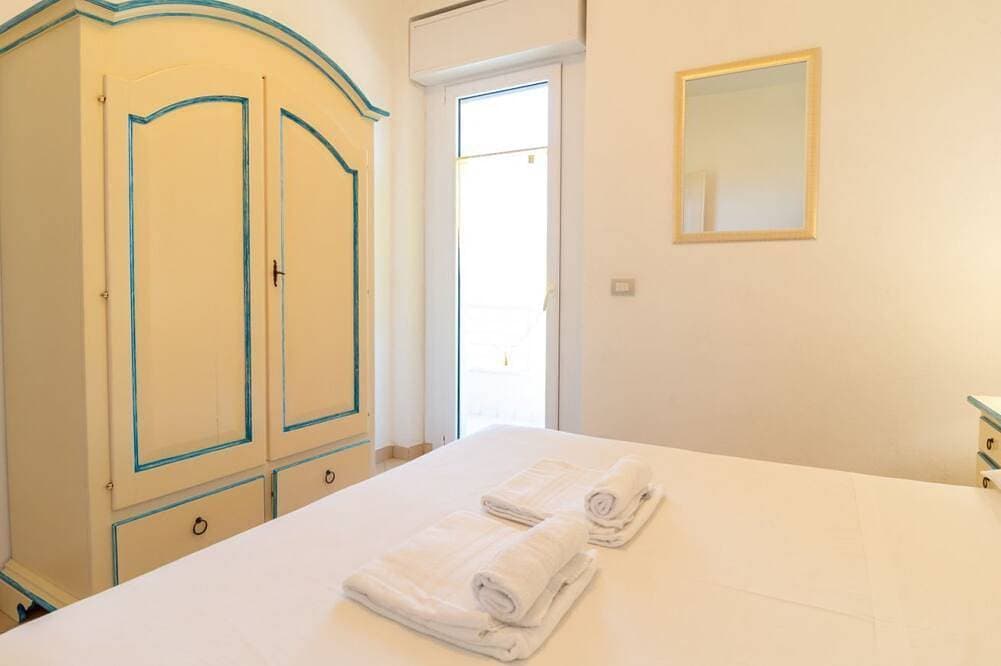 Foto 5 von 22: Diese gemütliche Wohnung befindet sich im Herzen von Torregrande, nur wenige Meter vom Strand entfernt, in einer Wohnanlage direkt am Meer und ist die ideale Lösung für einen entspannten Urlaub auf Sardinien. Die Unterkunft liegt nicht direkt zur Meer