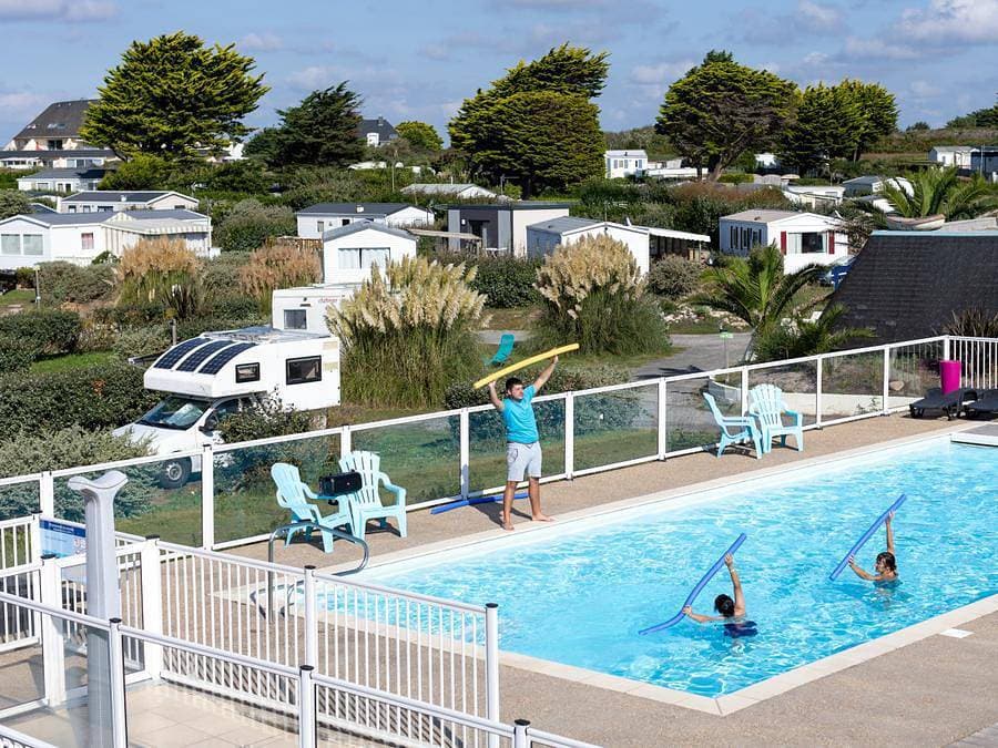 Foto 3 von 30: Camping Paradis - La Baie de Ploemeur - Mobilheim 2 personen - Mobil Home Komfort + 1 Zimmer 2 Personen, 16 m² (Modell 2020)