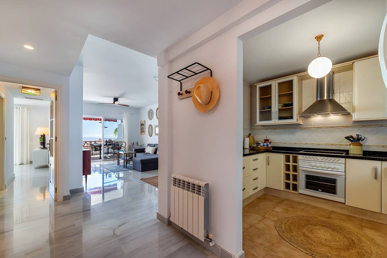 Foto 8 von 38: Apartamento Luci by The Sea mit Meerblick, Pool, Terrasse & WLAN
