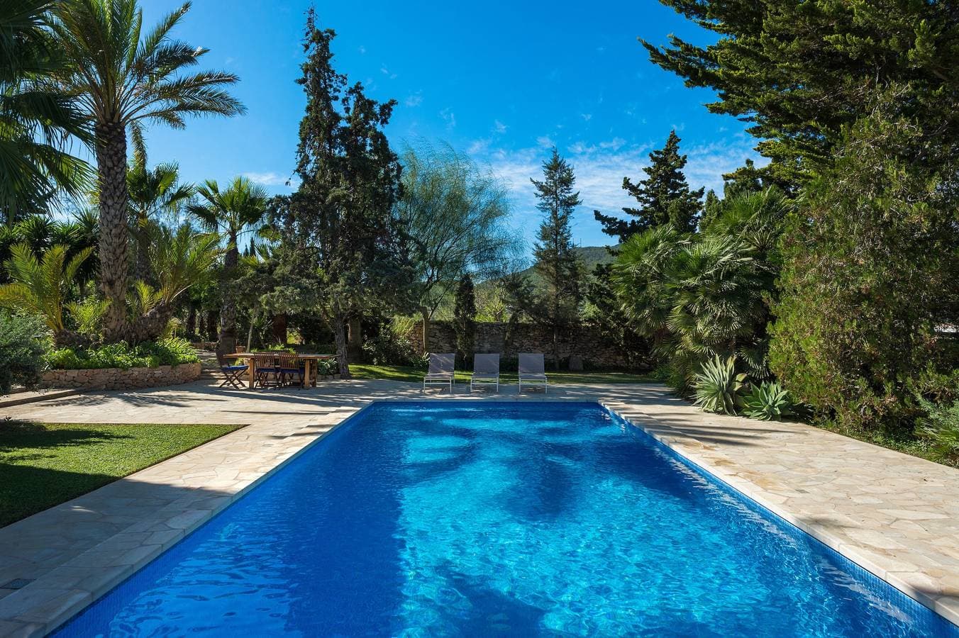 Foto 3 von 35: Wunderschöne Villa La Vila mit Pool, Garten, Terrassen und Klimaanlage