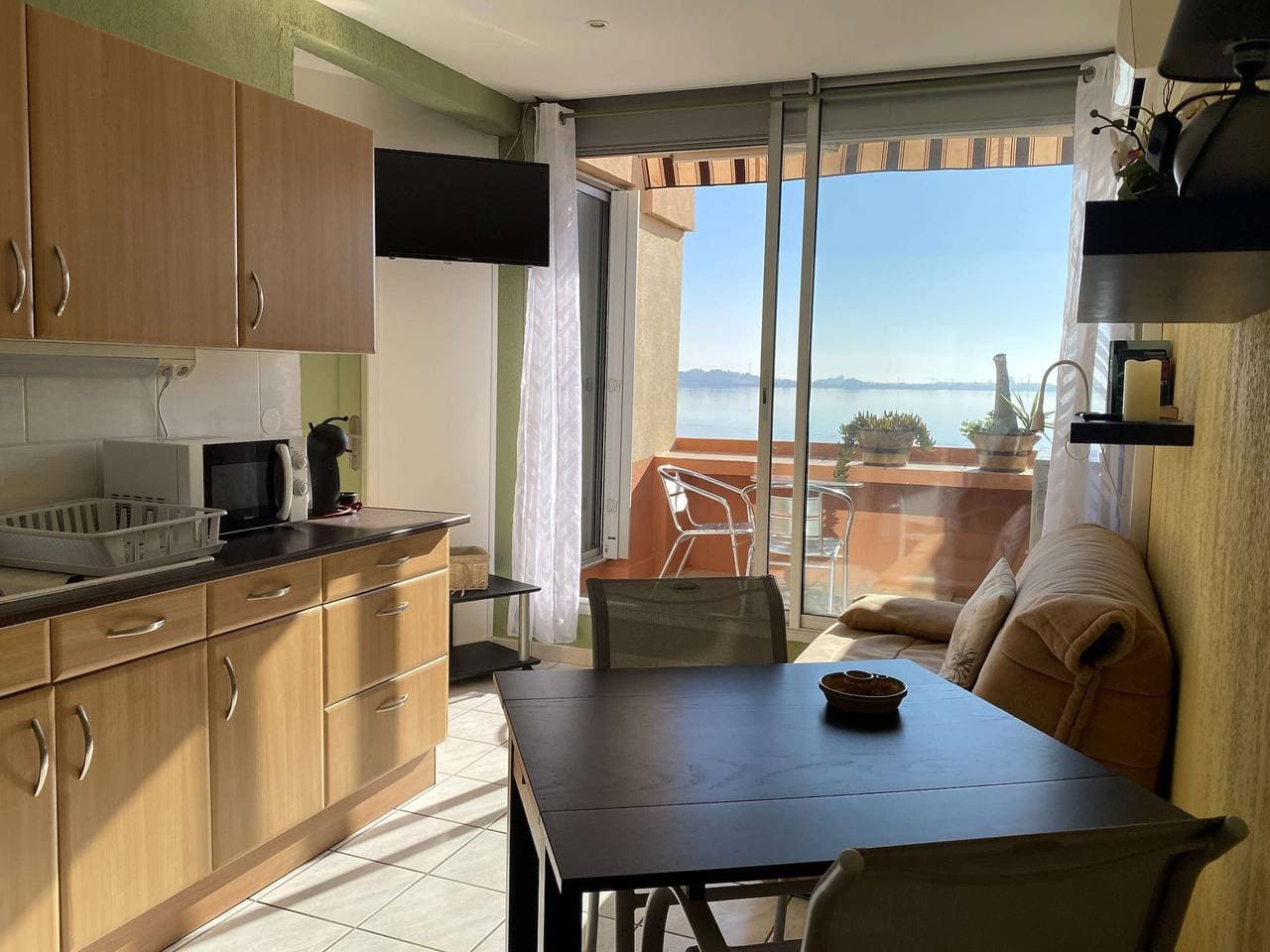 Foto 4 von 14: Helle 2-Zimmer-Wohnung mit Terrasse und Klimaanlage