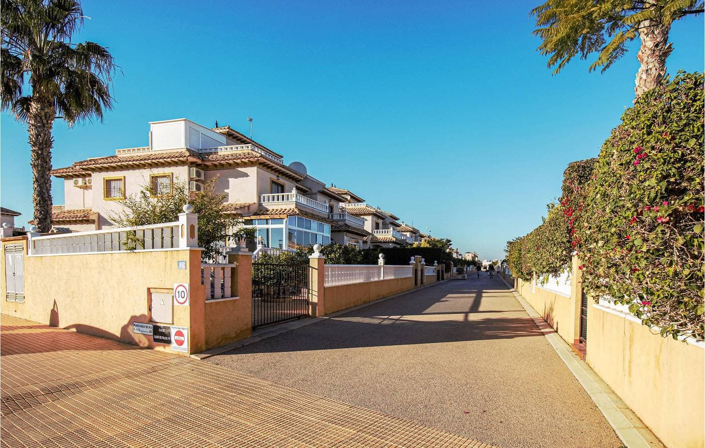 Foto 10 von 29: Klimatisiertes Apartment mit Parkplatz, Pool und Terrasse 1,5 km zum Strand