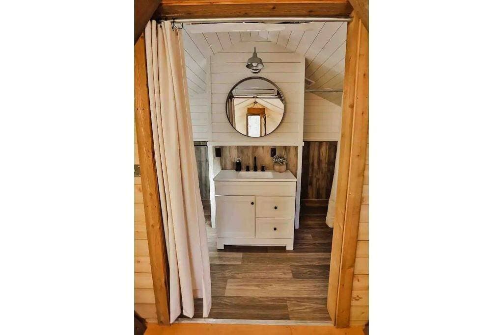 Foto 3 von 22: Waterfront Glamping Suite w Private Deck #3