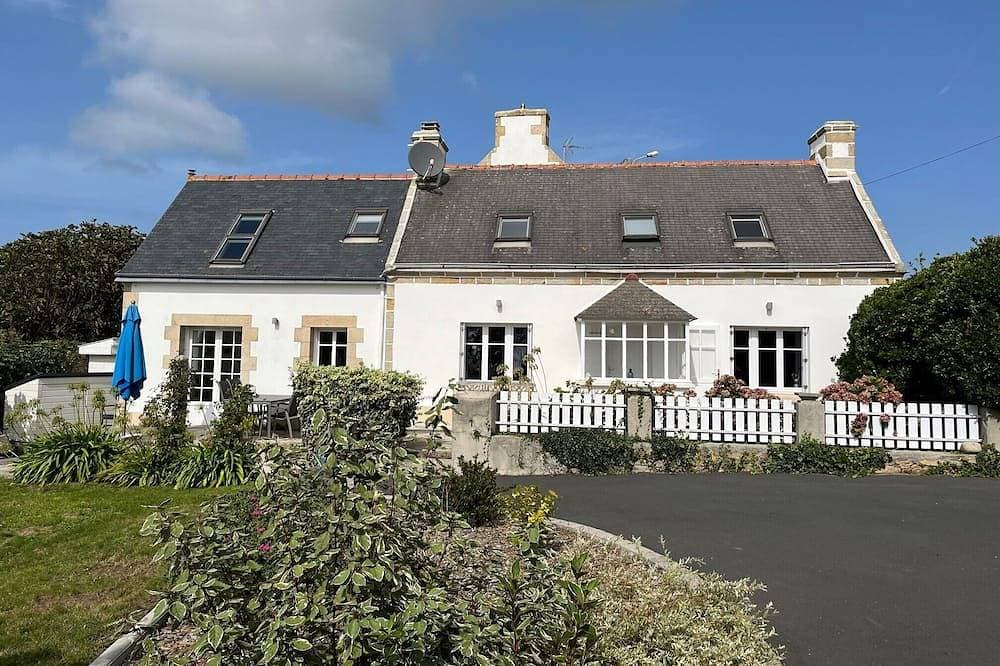 Fischerhaus / Penty in Plogoff mit Terrasse, Garten und Meerblick in Strandnähe 1