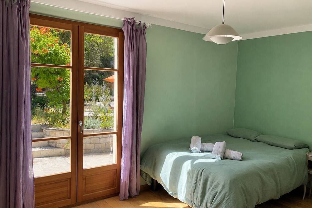 Foto 4 von 30: Villa set in wooded grounds with swimming pool, zome and tree house.