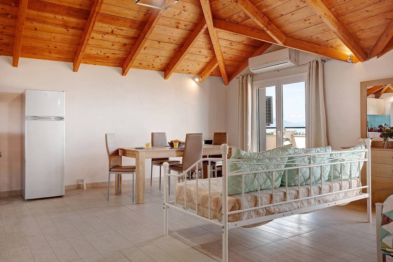 Foto 10 von 25: Studio 'Yiannis Suite with Sea View 10' mit Meerblick, WLAN und Klimaanlage