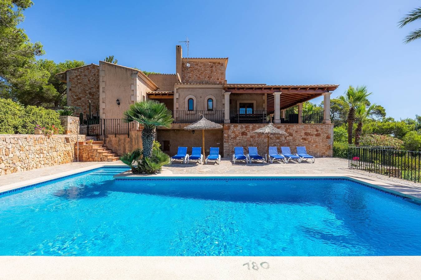 Foto 2 von 31: Villa „Es Puig“ mit Berg- und Meerblick, Balkon, Terrassen, Garten und Pool