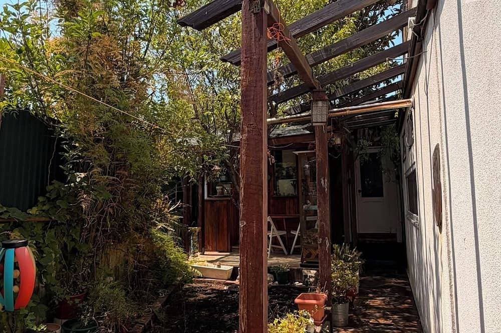 Cozy cabin with garden in Almada, near the ferry to Lisbon. 1