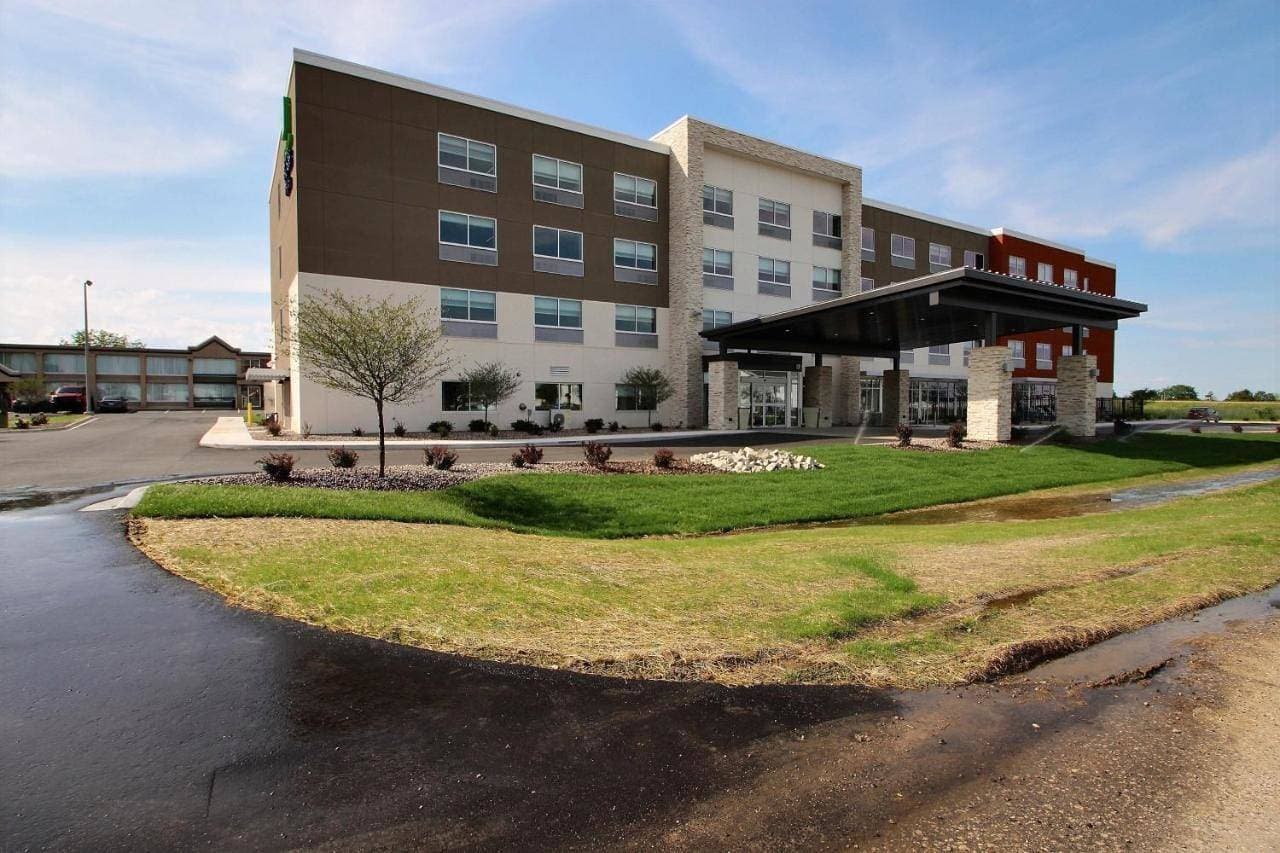 Holiday Inn Express & Suites Fond Du Lac by IHG 1