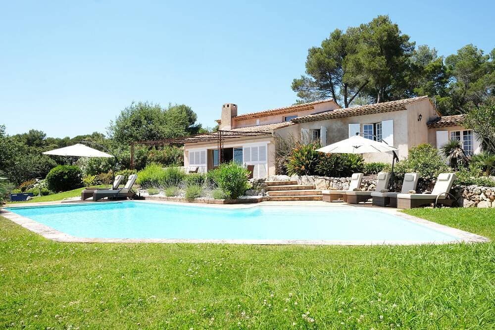Charmante Villa mit 5 Schlafzimmern in der Nähe von Valbonne auf einem geschlossenen Grundstück 1