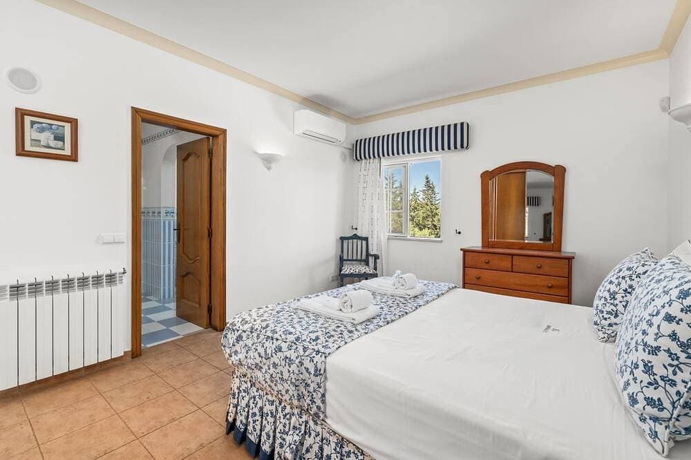 Foto 3 von 30: Charming Villa with Pool & Garden in Vale da Lama