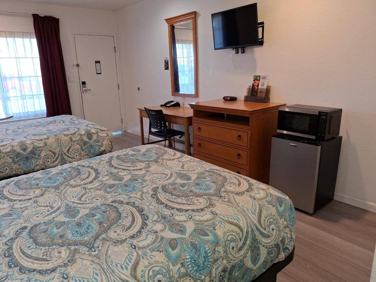 Foto 10 von 13: Double Room with Two Double Beds - Smoking