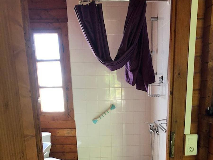 Foto 13 von 45: Les Chalets De Fiolles - Chalet 4 personen - Chalet Pmr Confort - 1 Schlafzimmer - Klimaanlage - TV - BBQ - Reinigung* - 35m2 + überdachte Terrasse von 14m2