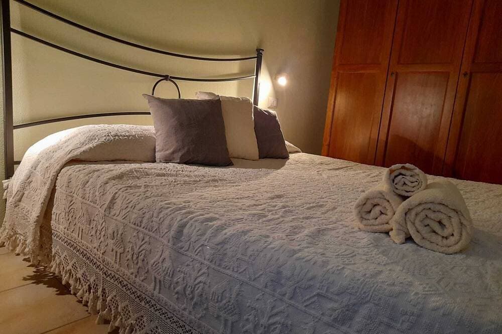 Foto 2 von 19: Doppelzimmer mit Möbeln und Komfort