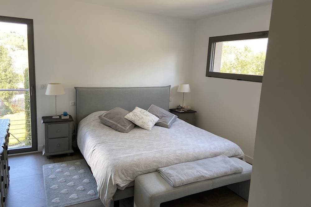 Foto 3 von 30: Beautiful new 180m2 villa with swimming pool terrace and 2500m2 wooded garden