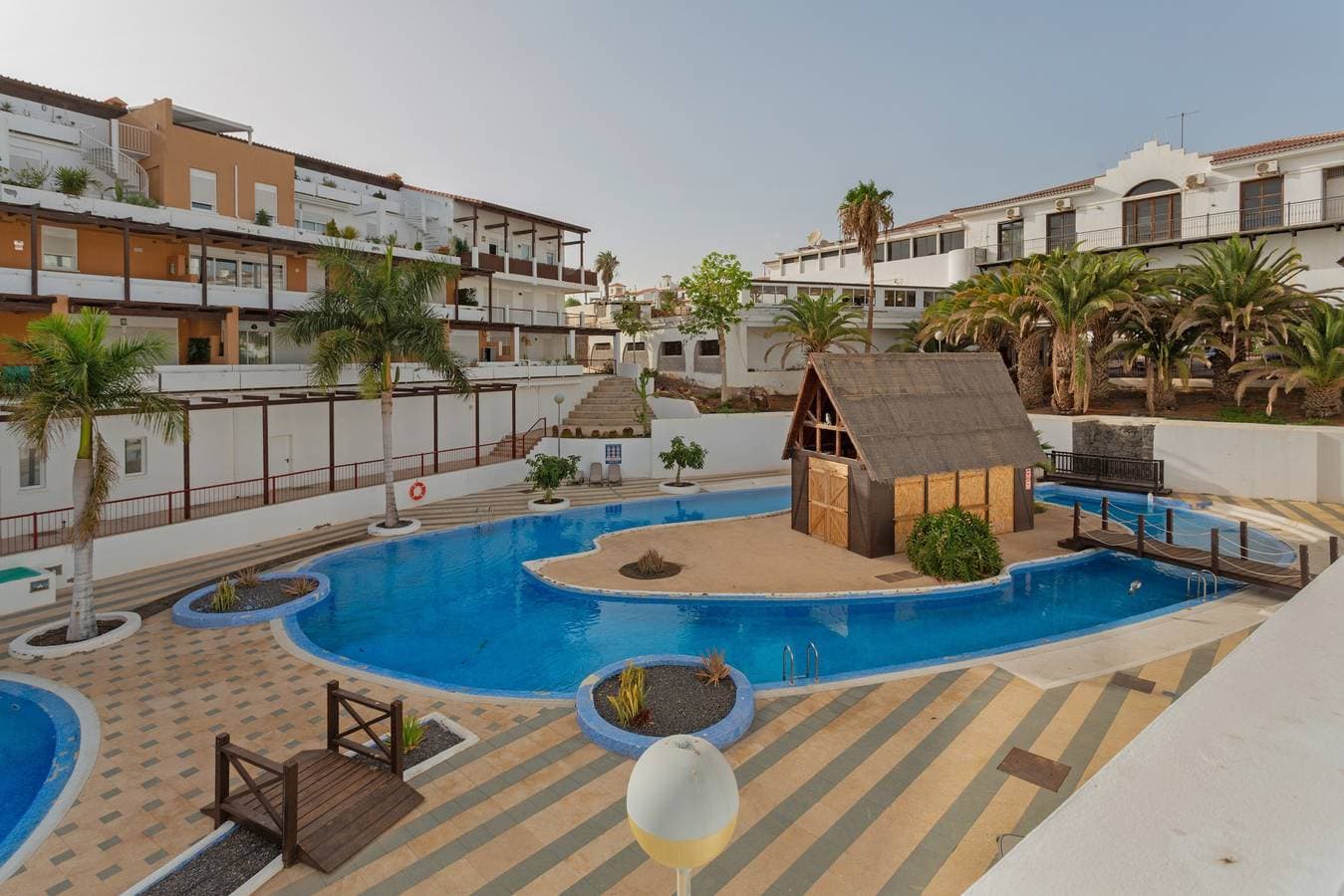 Foto 3 von 29: Ferienwohnung 'Obsidian Zafiro Amarilla Golf' mit Gemeinschaftspool, Garten und WLAN