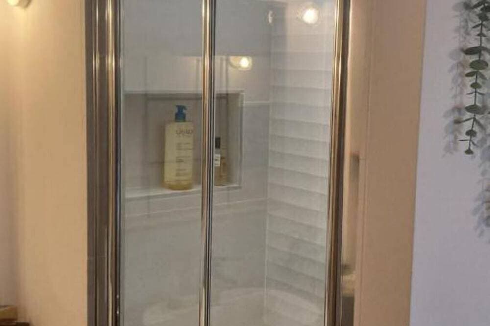 Foto 4 von 17: Charming little studio (no kitchen) ideal for a couple Swimming pool- Sea 5 mins away
