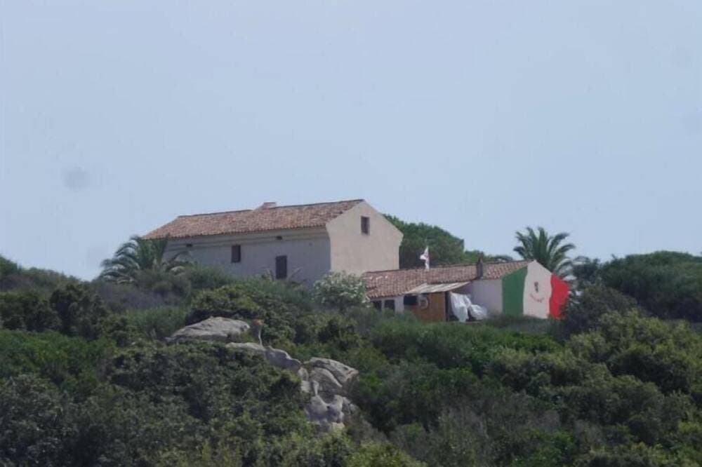 Foto 6 von 24: Villetta Mannucciu – Studio Apartment with a Fireplace and Ocean View in Rena Majore