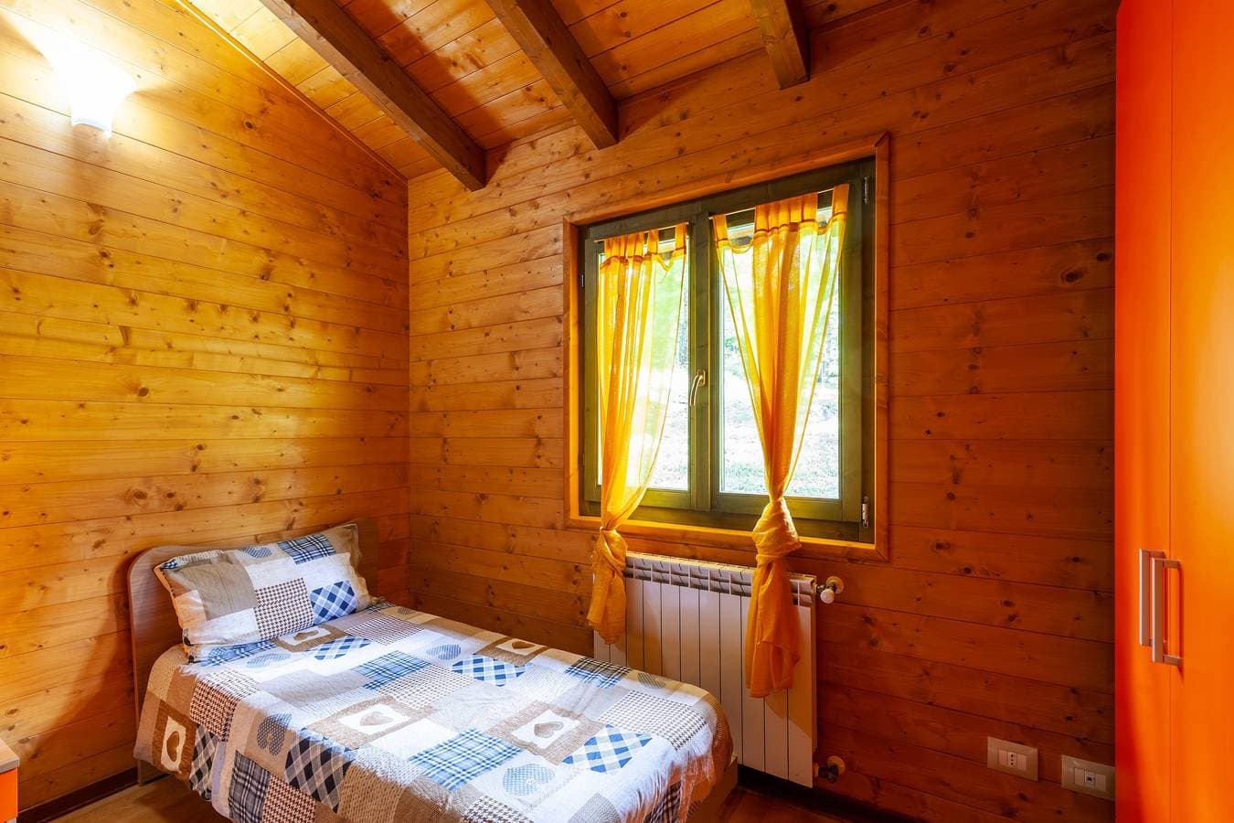 Foto 3 von 28: Chalet 'Mirtillo' – Villaggio Anemone mit Bergblick und privater Terrasse