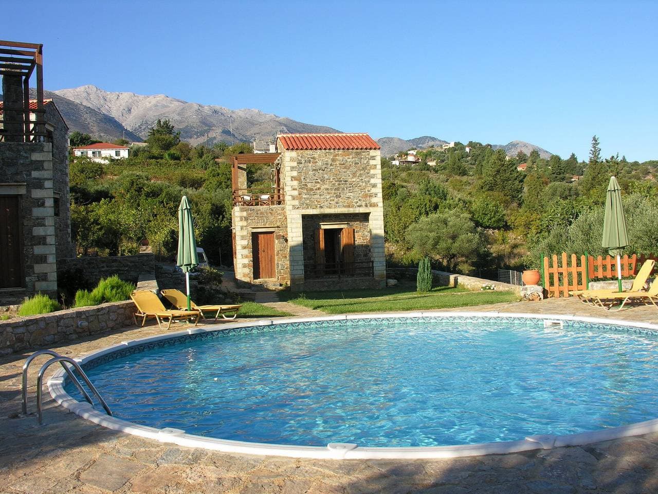 Foto 8 von 25: Stratos Villas Chania mit Pool und Meerblick