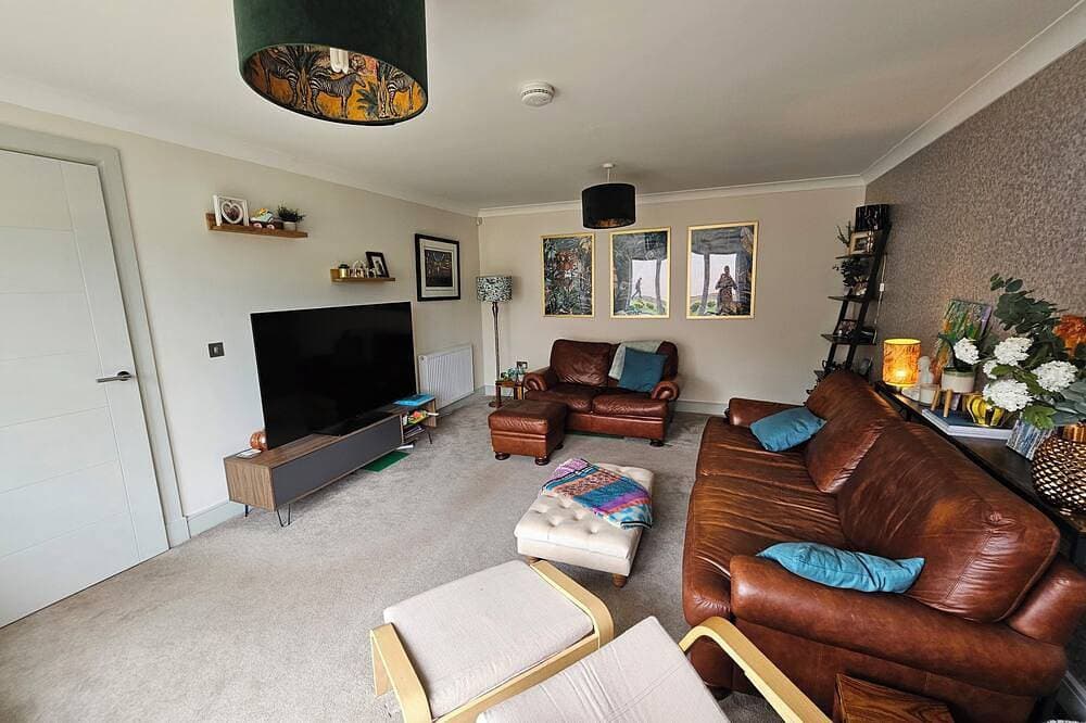 Foto 8 von 12: 5 mins to the sea and golf course! Family sized home with cathedral window...