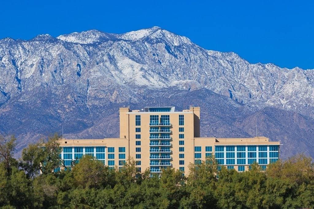 Foto 4 von 49: Spacious Retreat | Newly Remodeled Pool & Spa | Mountain Views | Perfect for Family Getaways