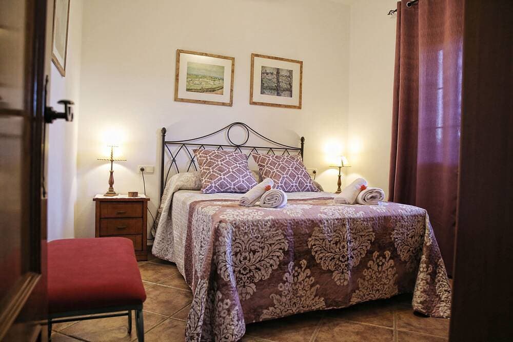 Foto 2 von 30: Private villa, surrounded by orange trees, with swimming pool, 10 minutes from the center.