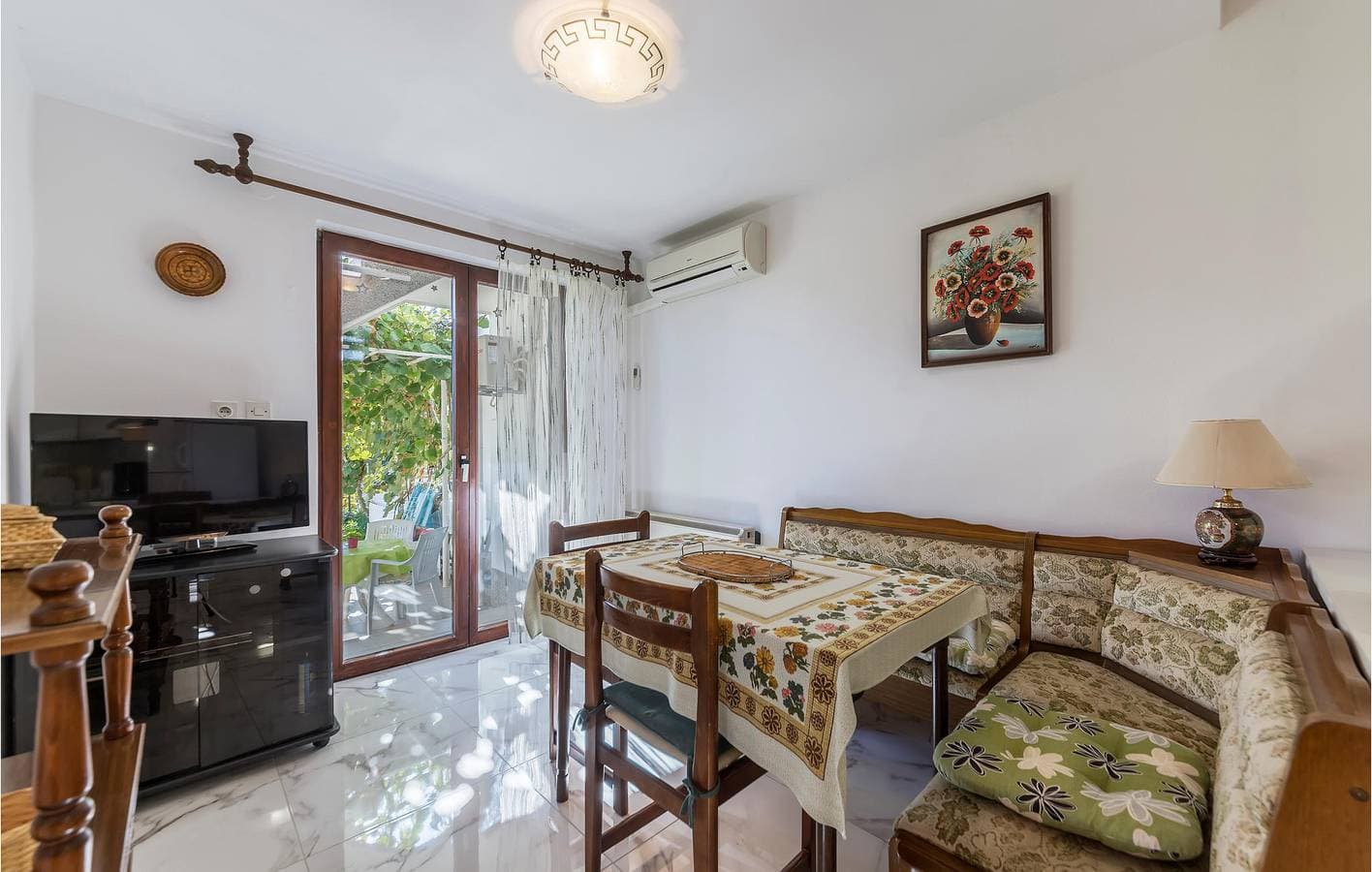Foto 3 von 29: Gemütliche Ferienwohnung mit Terrasse, Parkplatz und WLAN, in Strandnähe – Havajka 2 km