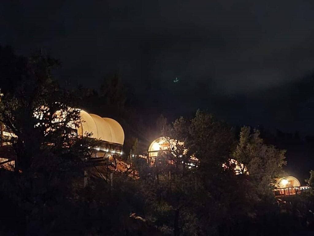 Foto 10 von 27: Covered Wagon w/ Private Deck, Fire Pit, and Grill