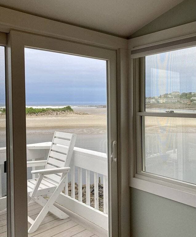 Foto 8 von 17: Ogunquit ocean front 1Br/1Ba with deck,  short walk to beach + center of town