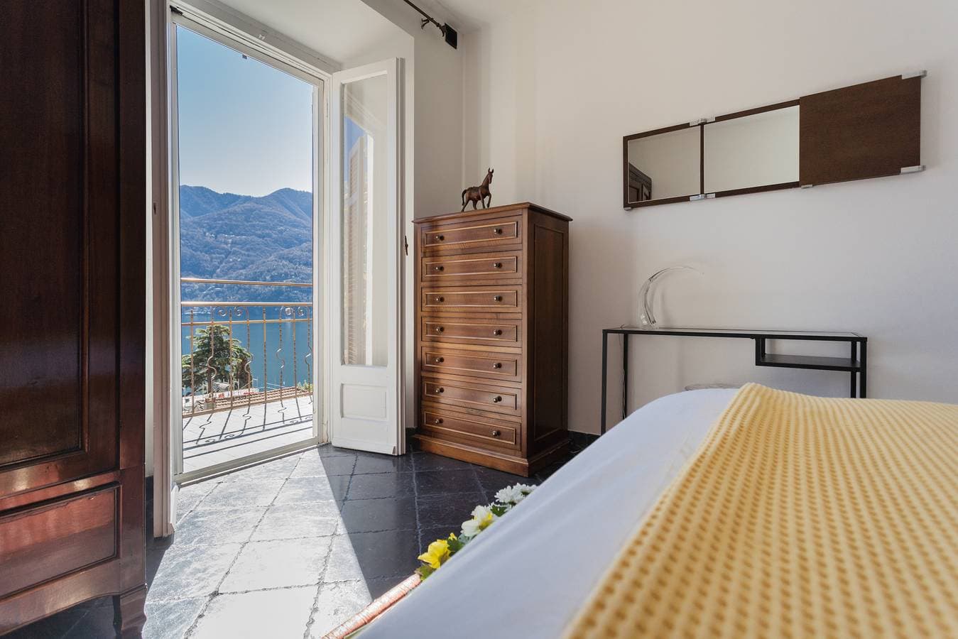 Foto 8 von 22: Lovely Apartment Overlooking Lake by RentAllComo