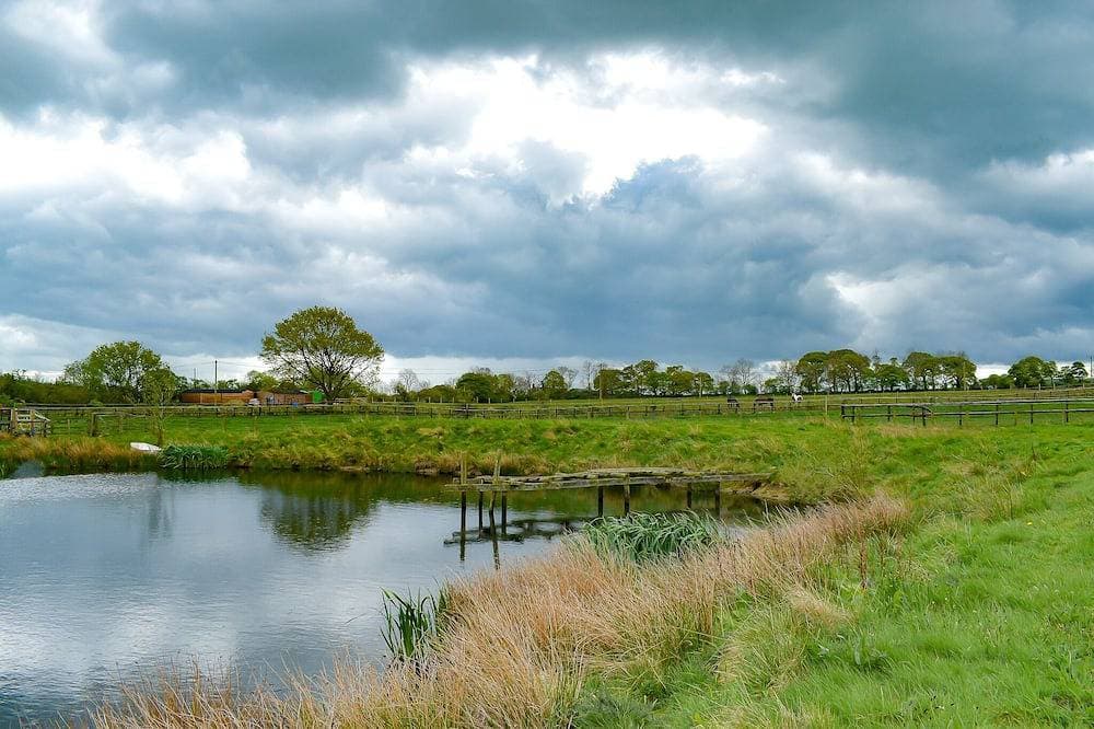 Foto 13 von 22: Derecroft Glamping Luxury Lodgepods with Jacuzzi Hot Tub