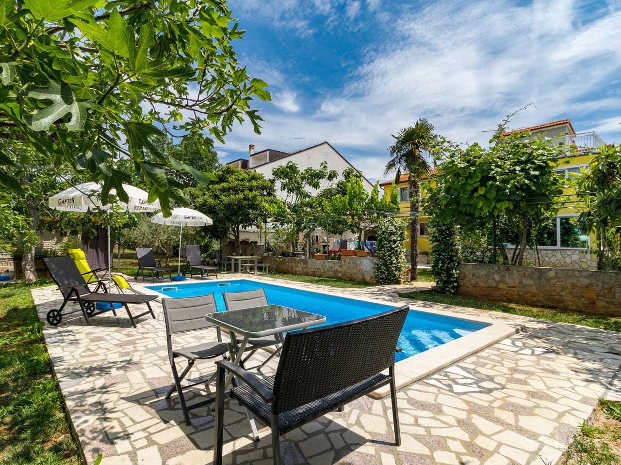 Peroj 10 km von Pula: Dreifamilienhaus Villa Sandra 1